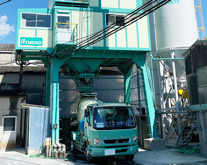 コンクリートを敷いている現場の写真